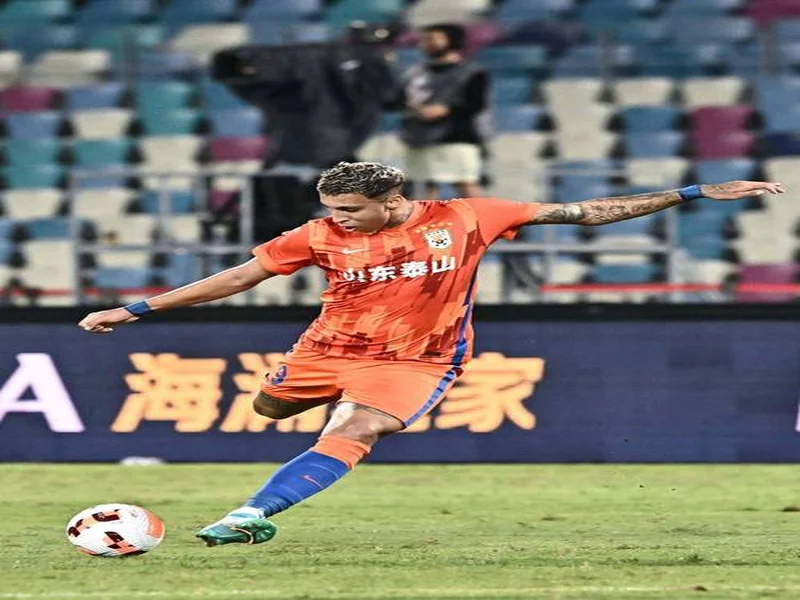 官方:克雷桑当选中超第2轮最佳球员,1传1射帮助泰山战胜国安